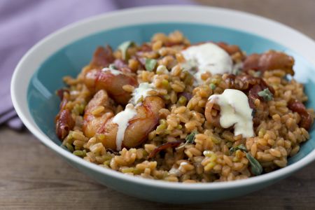 Grains de farine de légumineuses avec crevettes et speck