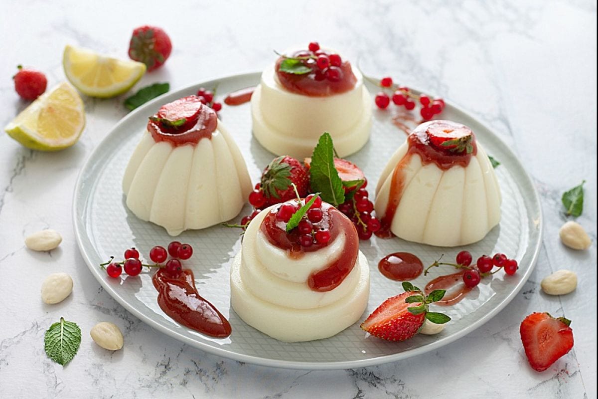Puddings aux amandes avec confiture de fraises