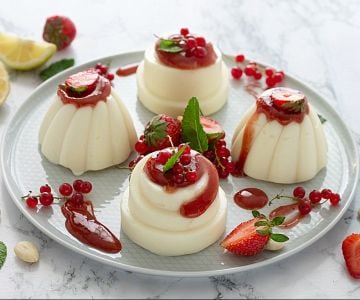 Puddings aux amandes avec confiture de fraises