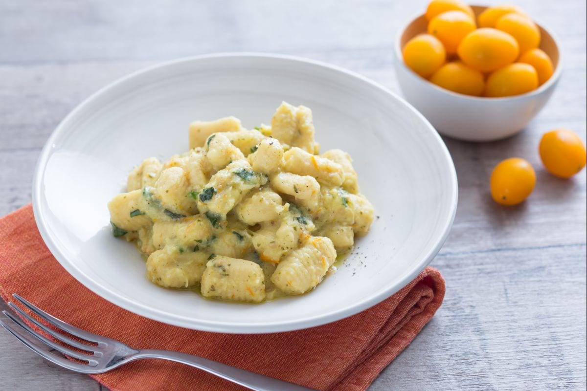 Gnocchis de farine de pois chiches avec pois mange-tout et tomates cerises jaunes