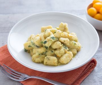 Gnocchis de farine de pois chiches avec pois mange-tout et tomates cerises jaunes