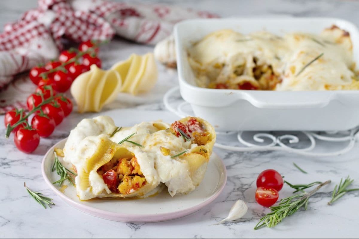 Conchiglioni au four avec ragoût de crevettes et merlu au safran