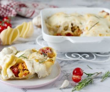 Conchiglioni au four avec ragoût de crevettes et merlu au safran