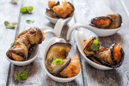 Rouleaux frits d'aubergines et crevettes