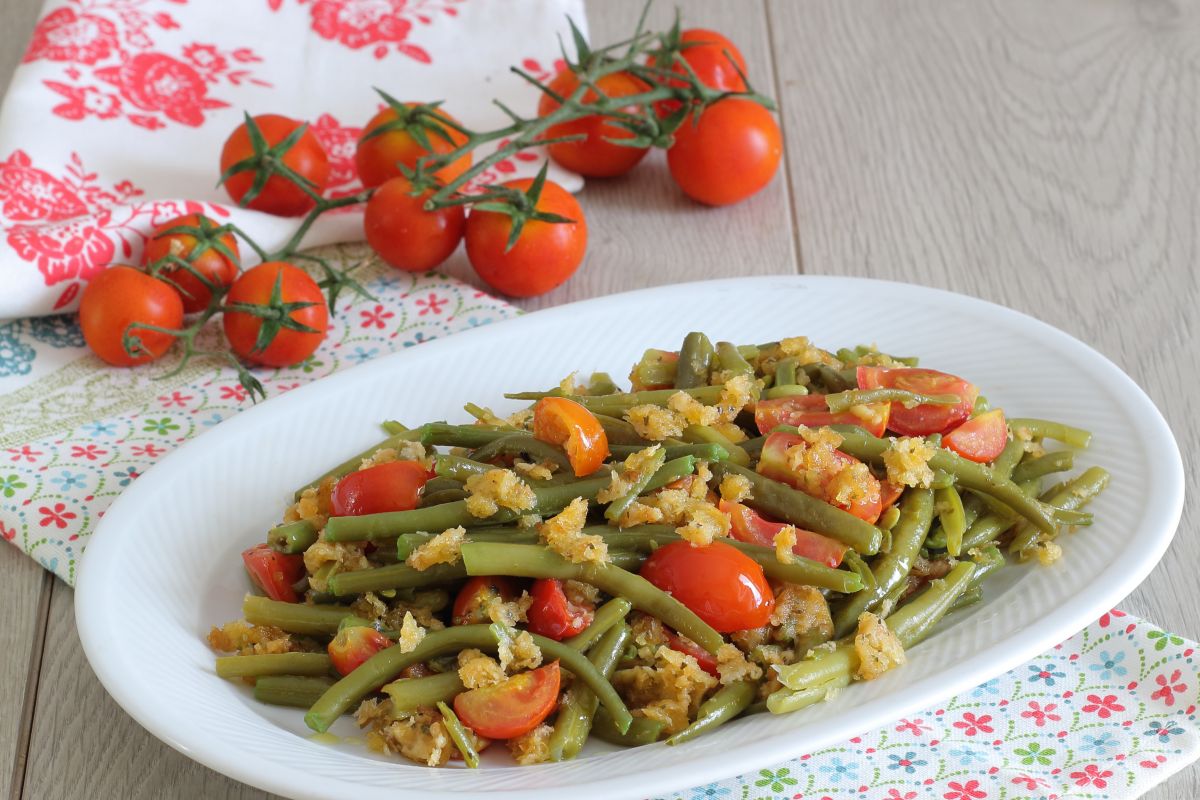 Haricots verts sablés avec tomates cerises