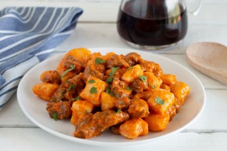 Gnocchis de ricotta avec crème de poivrons et saucisse