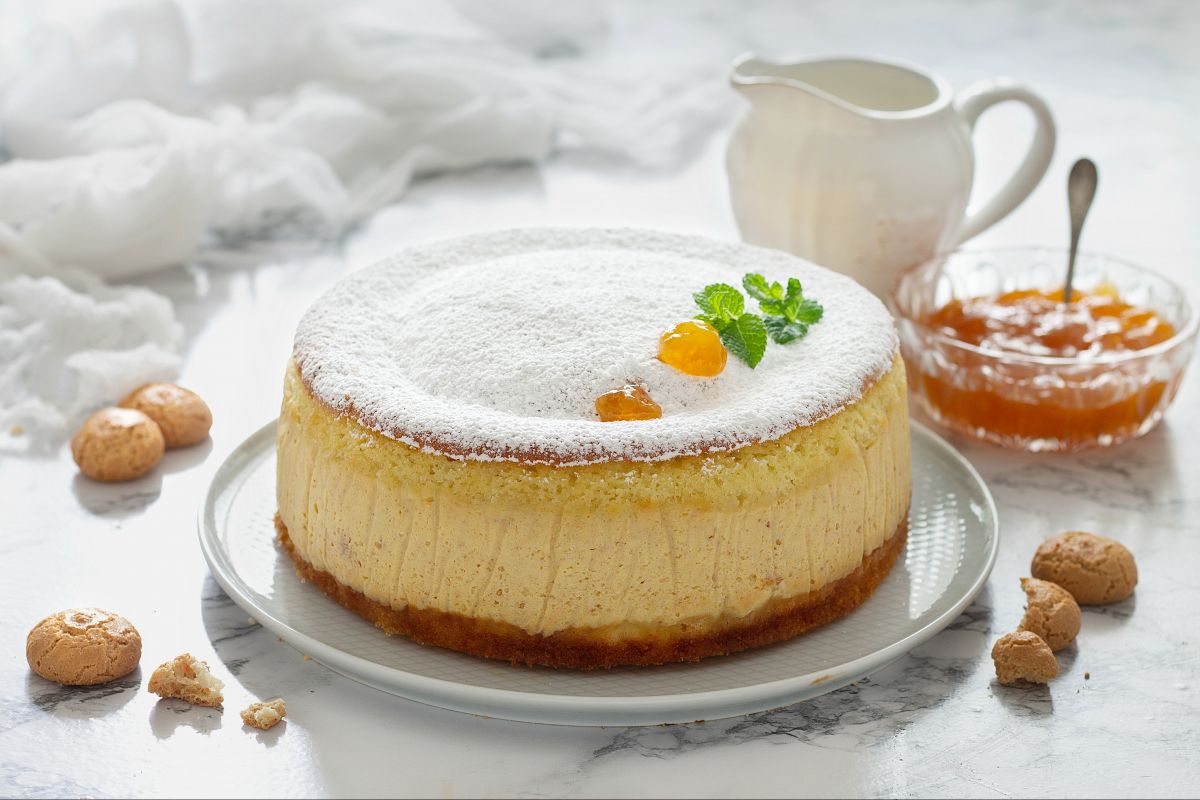 Gâteau versé à la crème de confiture d'abricot