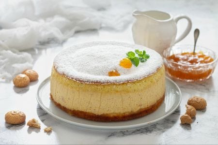 Gâteau versé à la crème de confiture d'abricot