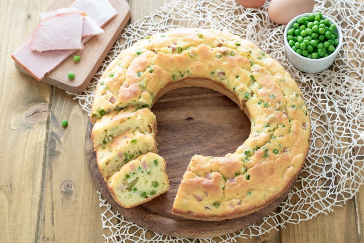 Gâteau salé à la robiola avec petits pois et jambon