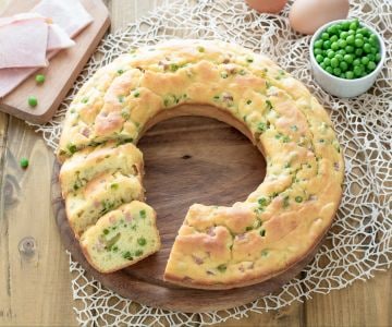 Gâteau salé à la robiola avec petits pois et jambon