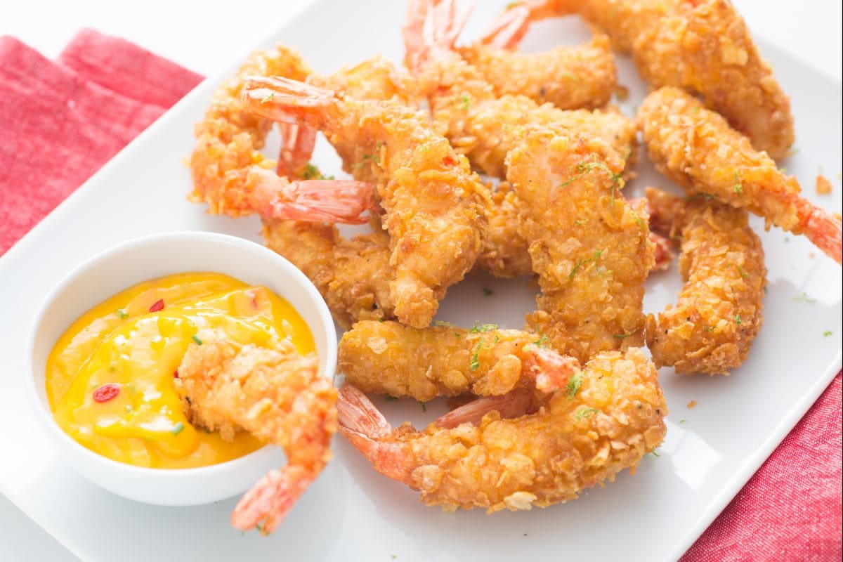 Friture de crevettes avec sauce à la mangue