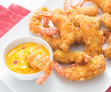 Friture de crevettes avec sauce à la mangue