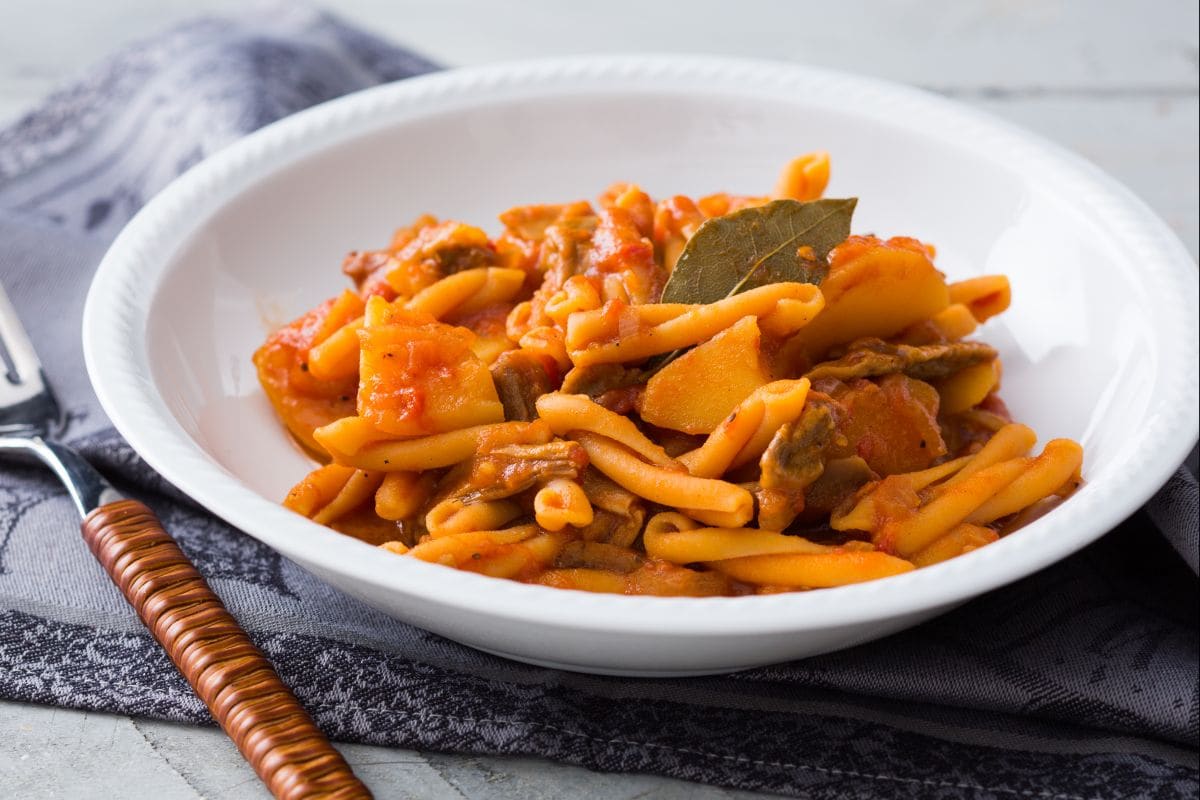 Pâtes aux légumineuses à la sauce de pommes de terre et champignons