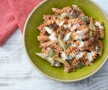 Pâtes de légumineuses à la crème de fromage et artichauts