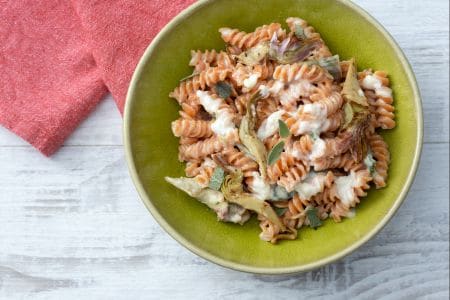 Pâtes de légumineuses à la crème de fromage et artichauts