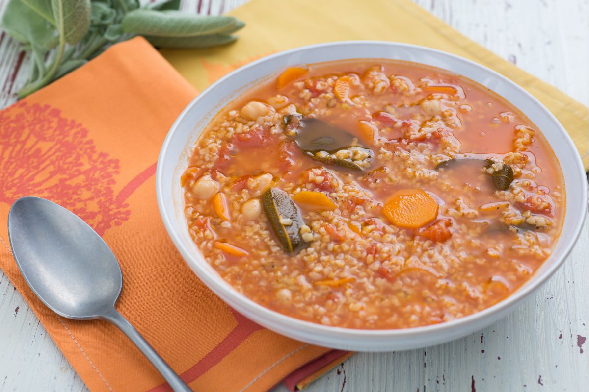 Soupe de tomates et pois chiches avec boulgour