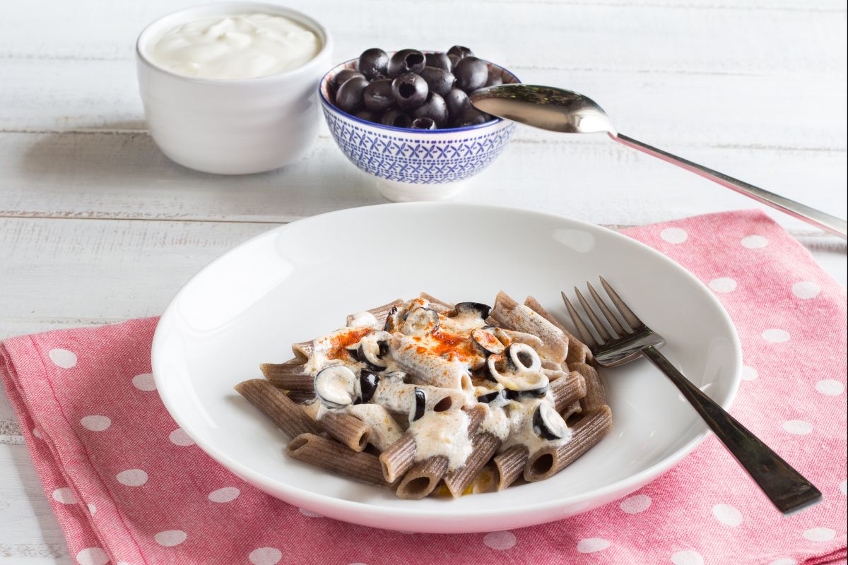 Penne de sarrasin avec yaourt et olives