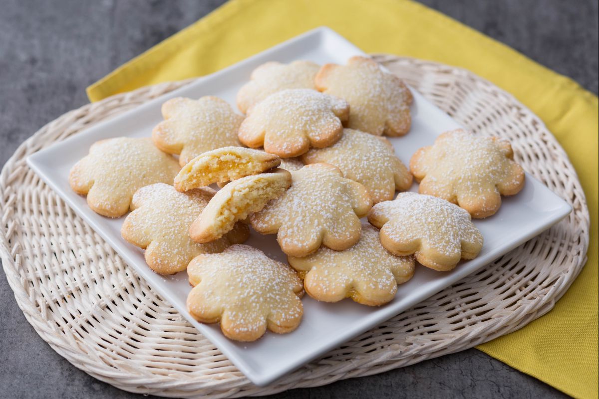 Fleurs de pâte sablée fourrées