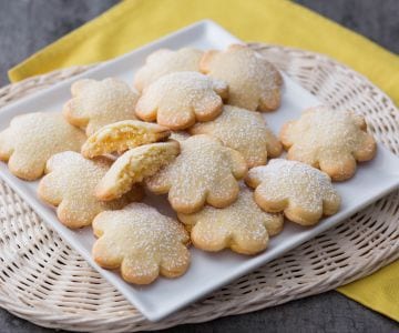 Fleurs de pâte sablée fourrées