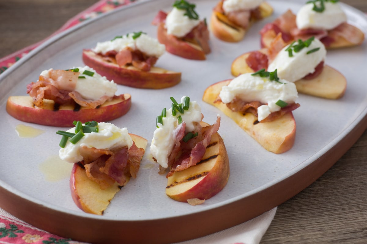 Crostini de pomme avec bacon et fromage