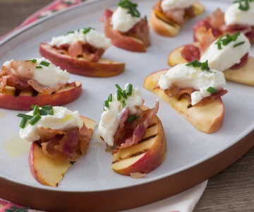 Crostini de pomme avec bacon et fromage