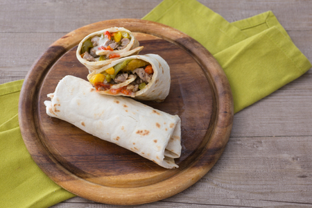 Piadina avec saucisse et poivrons grillés