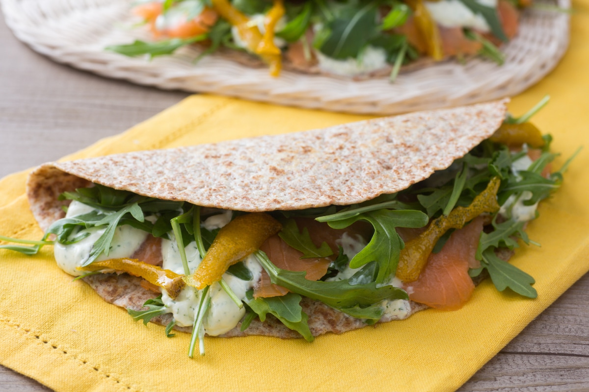 Piadina au saumon avec sauce au yaourt