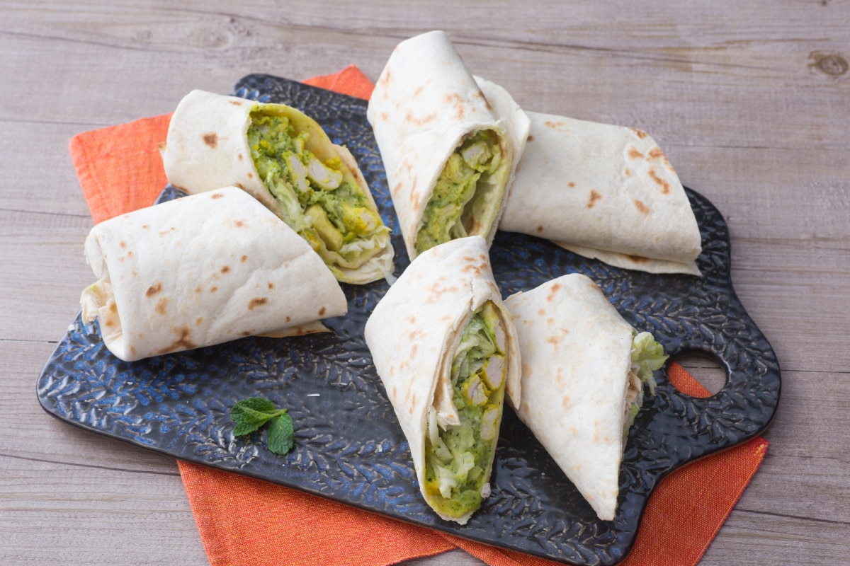 Piadina avec poulet au curry et pesto de courgettes