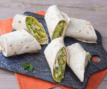 Piadina avec poulet au curry et pesto de courgettes