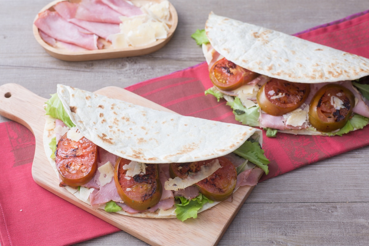 Piadina avec jambon cuit, pecorino et tomates