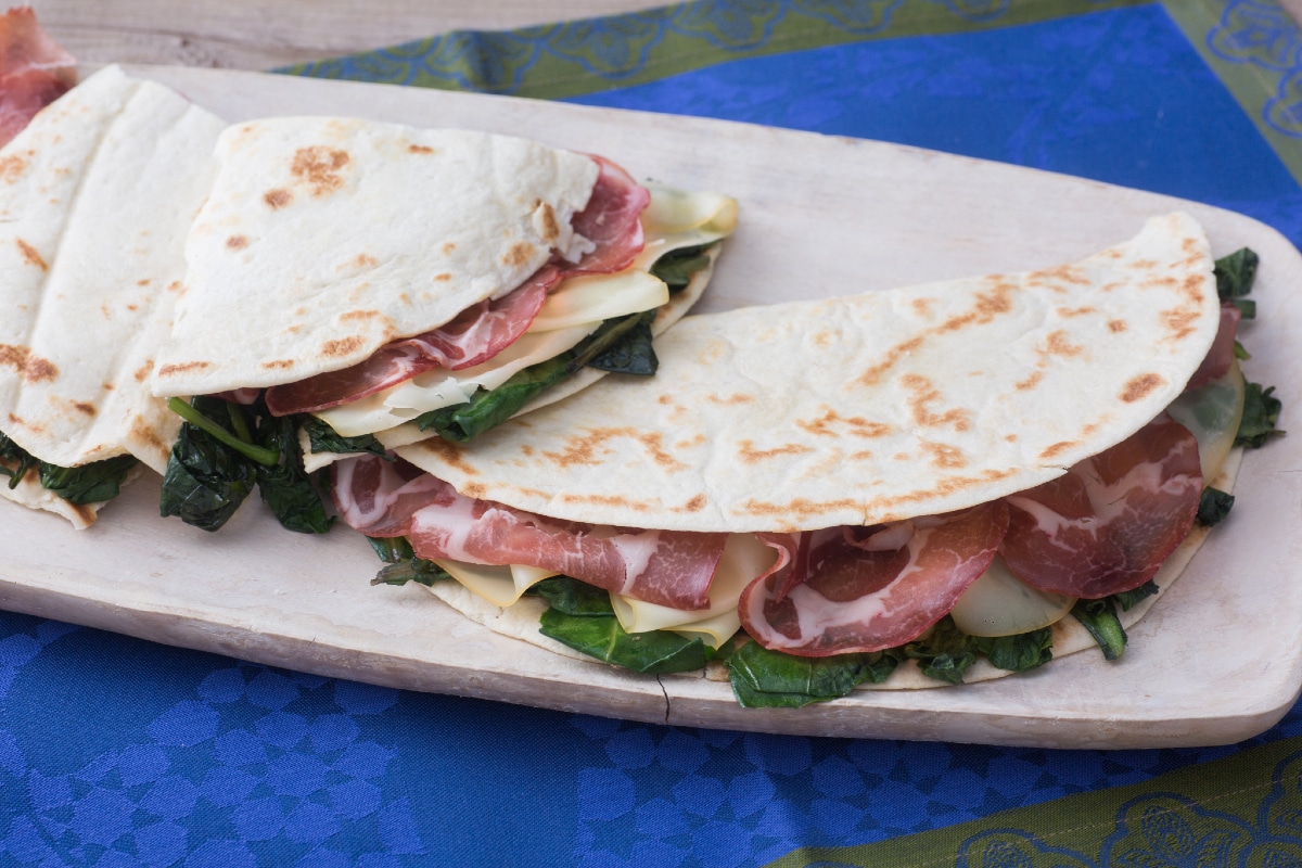Piadina avec coppa, scamorza et herbes