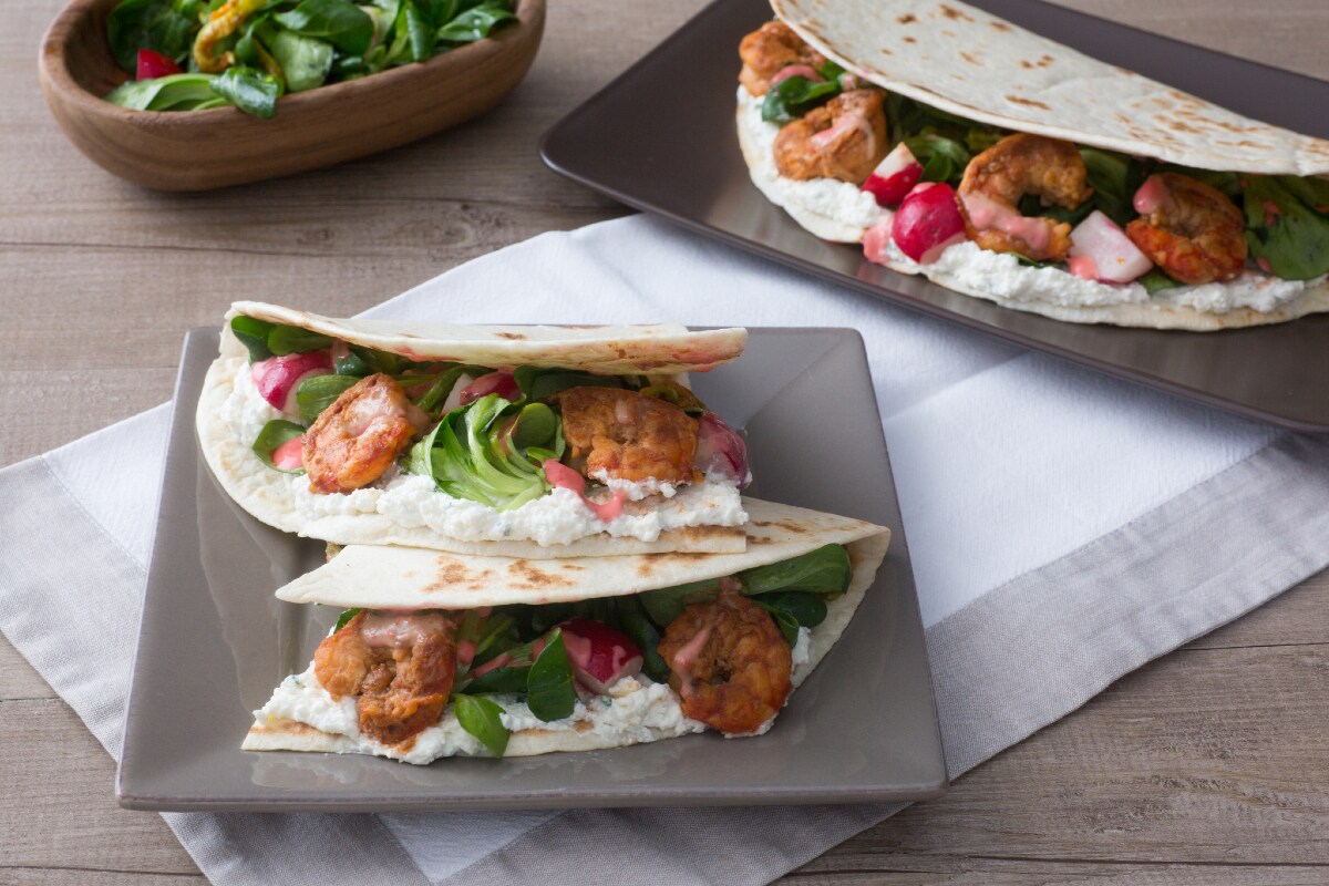 Piadina aux crevettes, fleurs de courgette et salade