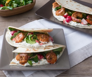Piadina aux crevettes, fleurs de courgette et salade