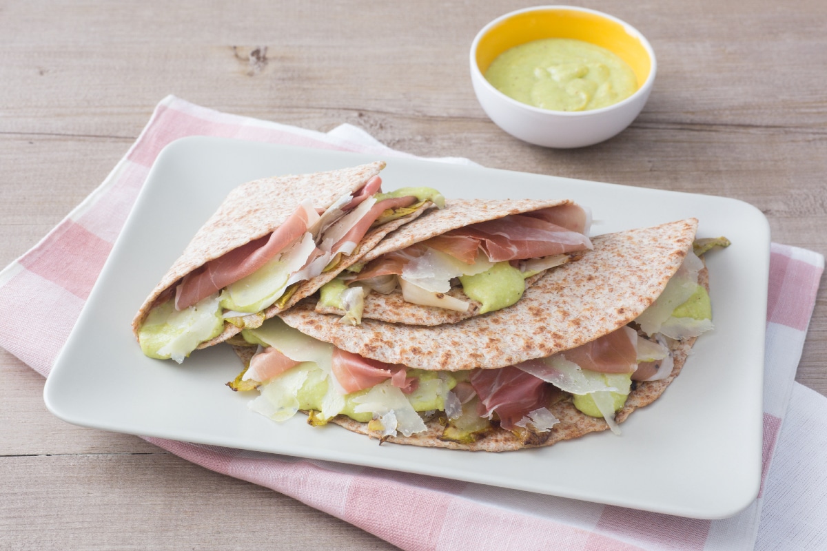 Piadina avec jambon cru, pesto de fèves et endive