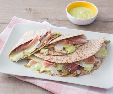 Piadina avec jambon cru, pesto de fèves et endive