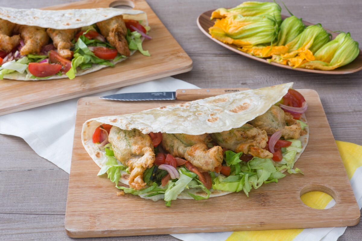Piadina avec fleurs de courgette farcies et frites