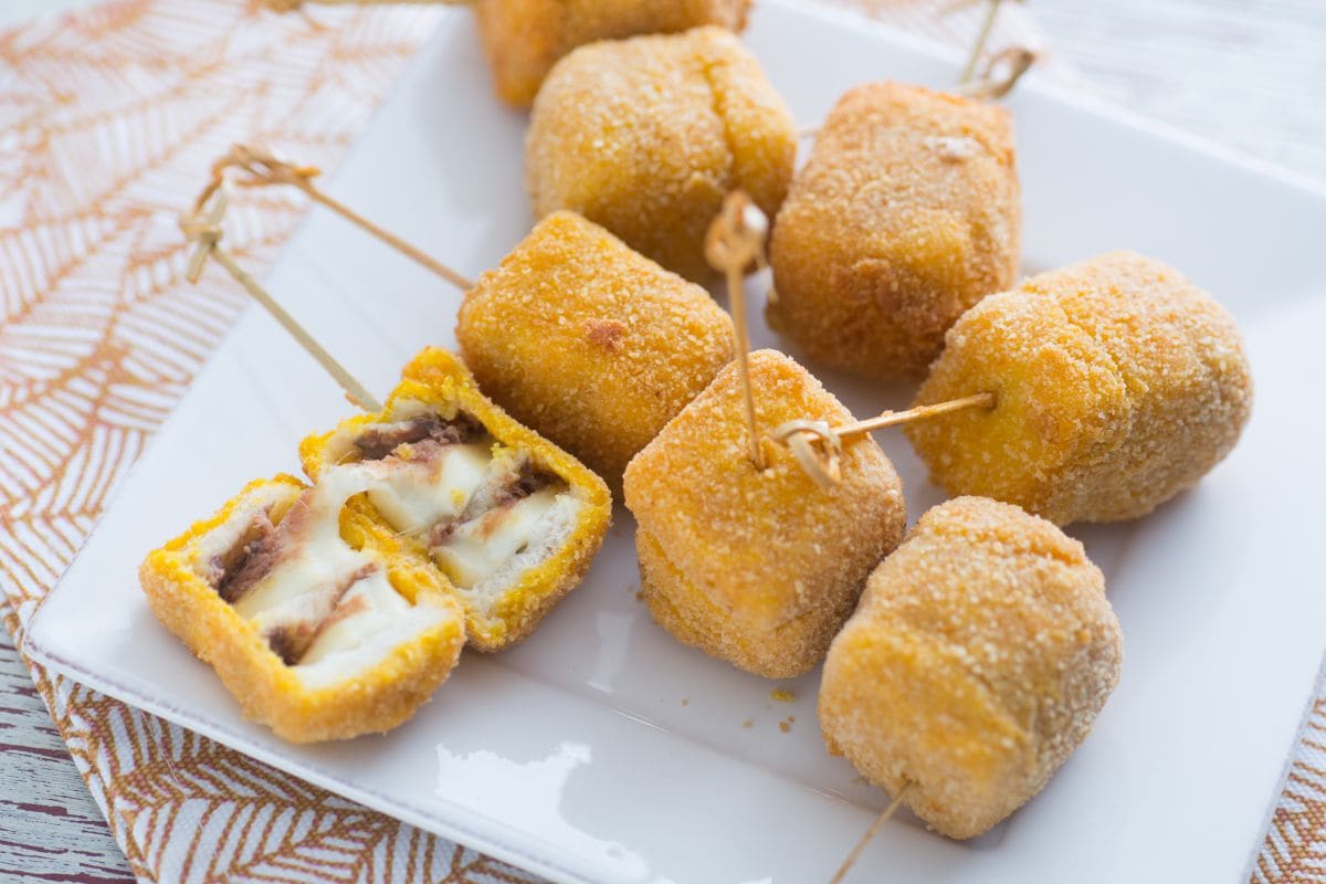 Brochettes de mozzarella et anchois frits