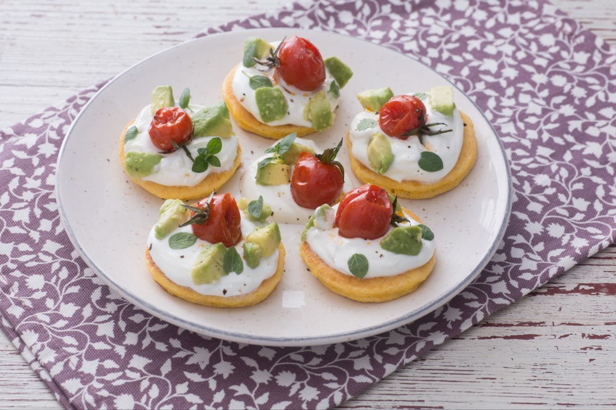 Blinis de maïs avec skyr, avocat et tomates cerises rôties