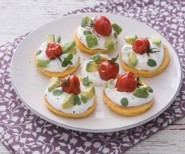 Blinis de maïs avec skyr, avocat et tomates cerises rôties