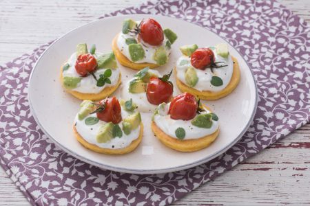 Blinis de maïs avec skyr, avocat et tomates cerises rôties