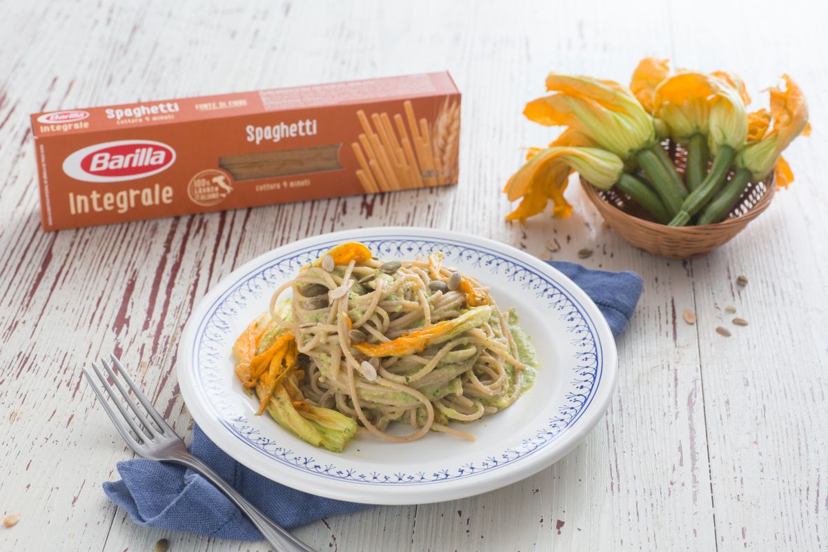 Spaghettis complets aux fleurs et crème de courgettes