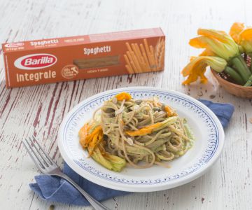 Spaghettis complets aux fleurs et crème de courgettes