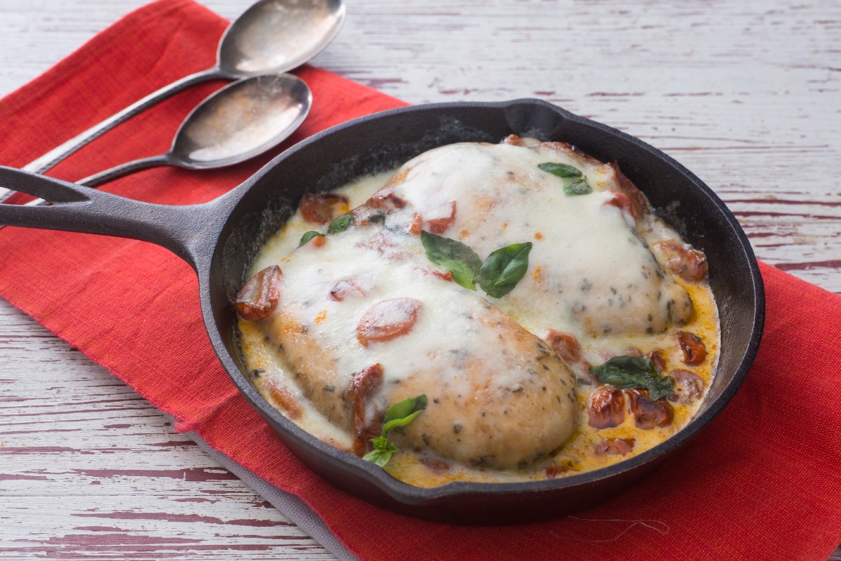 Blanc de poulet au four avec tomate et mozzarella