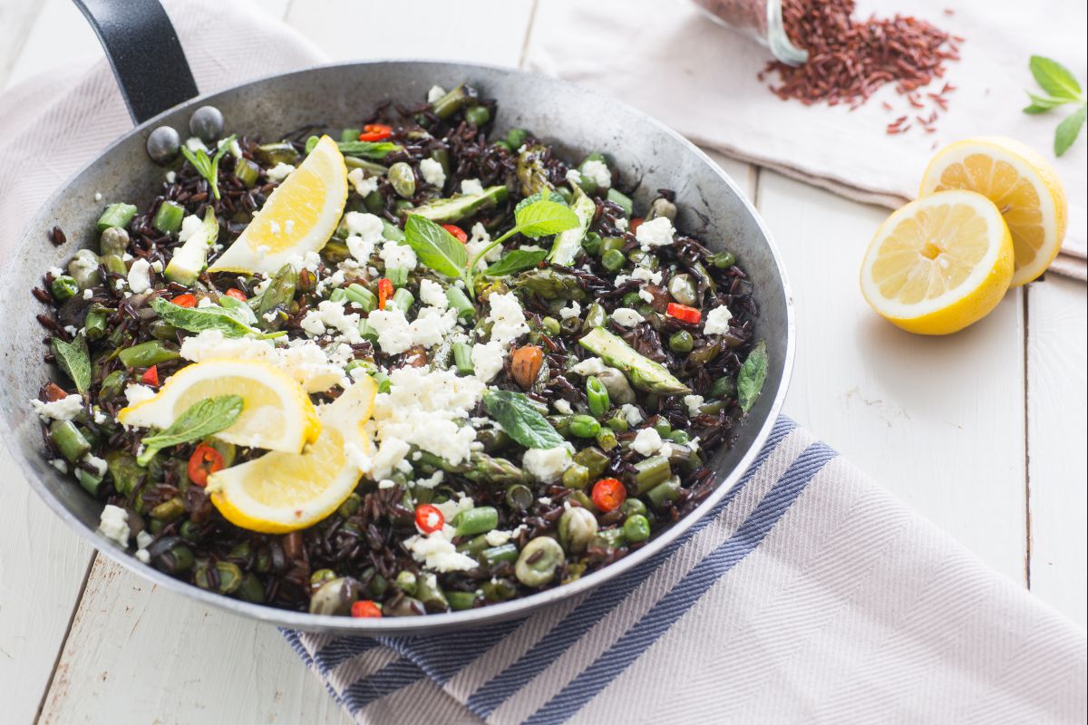 One-pot paella végétarienne de riz rouge