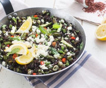 One-pot paella végétarienne de riz rouge