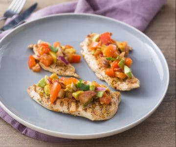 Poulet avec tomates et avocat