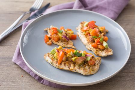 Poulet avec tomates et avocat
