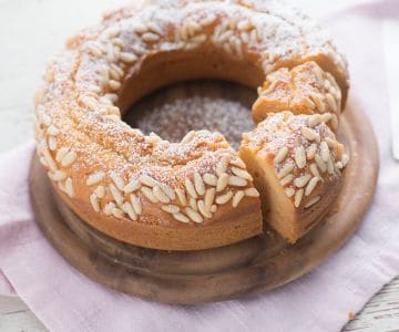 Gâteau à la ricotta avec miel et pignons
