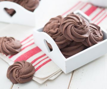 Petites roses de pâte sablée au cacao