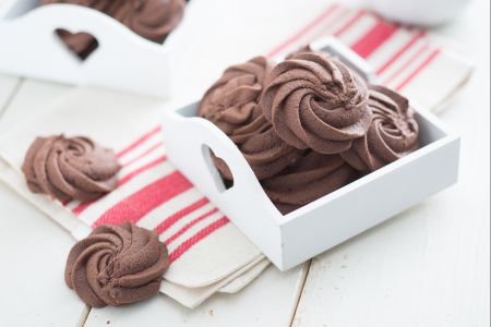 Petites roses de pâte sablée au cacao